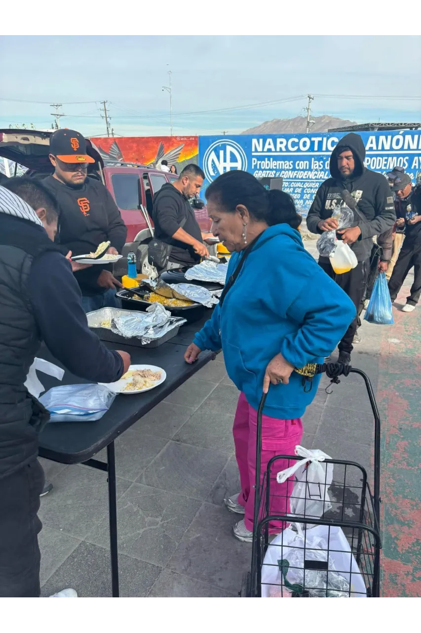 Ofrecen comida de Acción de Gracias a personas vulnerables en Juárez