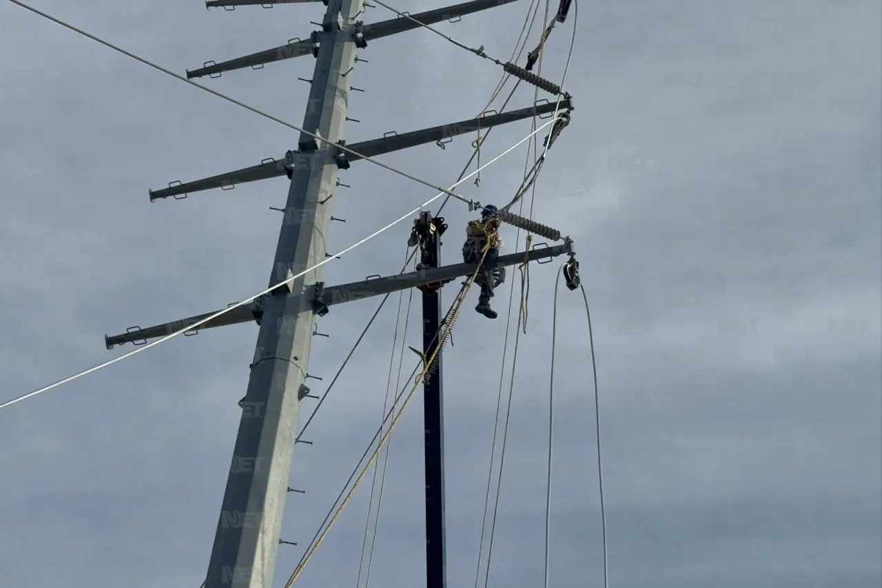 Realizan trabajos de altura en torre eléctrica