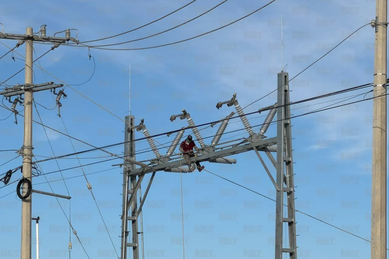 Realizan trabajos de altura en torre eléctrica