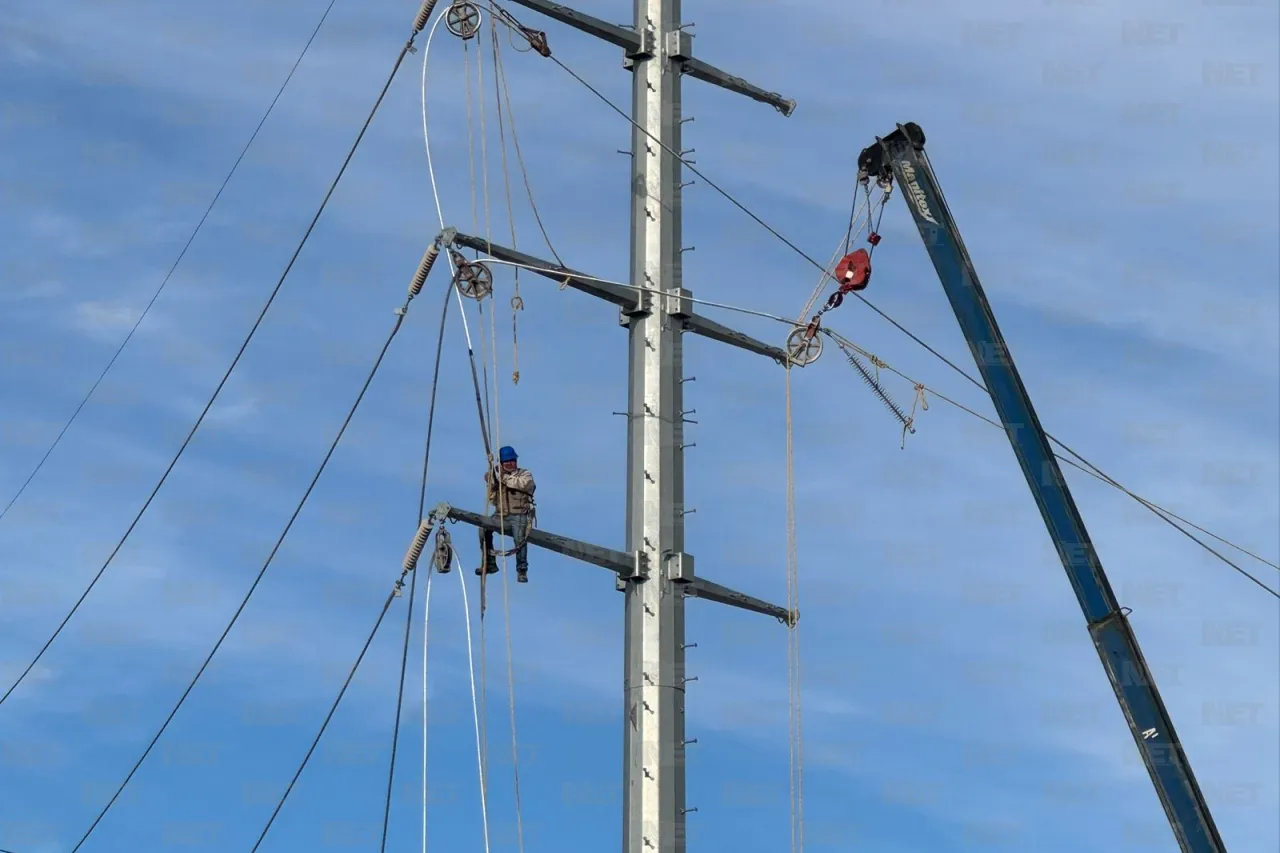 Realizan trabajos de altura en torre eléctrica