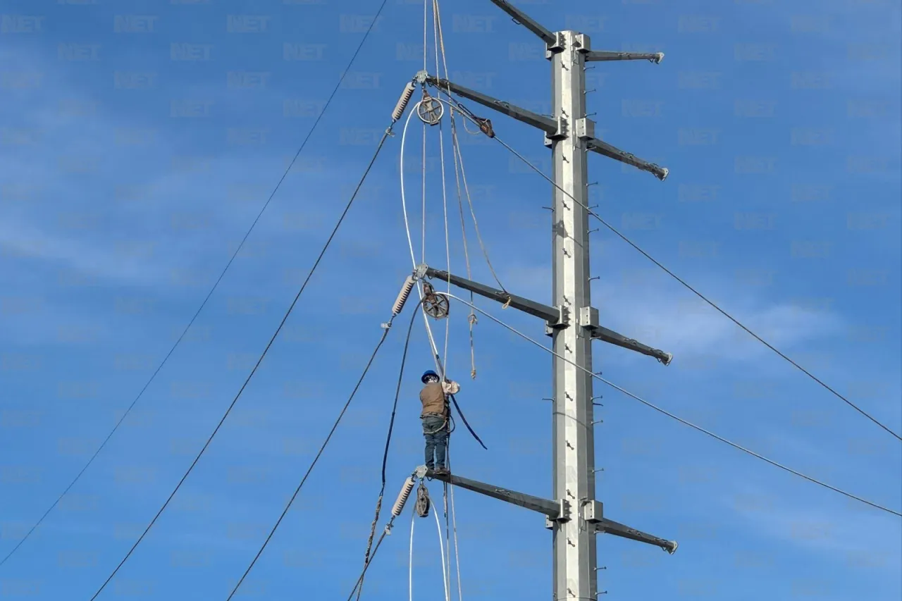 Realizan trabajos de altura en torre eléctrica