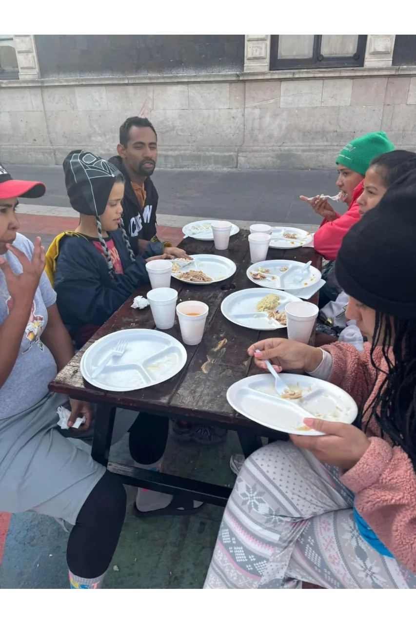 Ofrecen comida de Acción de Gracias a personas vulnerables en Juárez