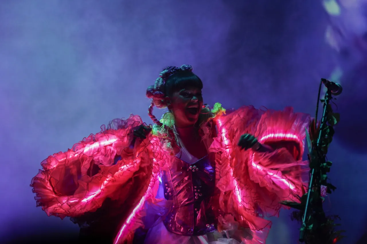 Bomba Estéreo eleva la energía femenina en el Zócalo de México