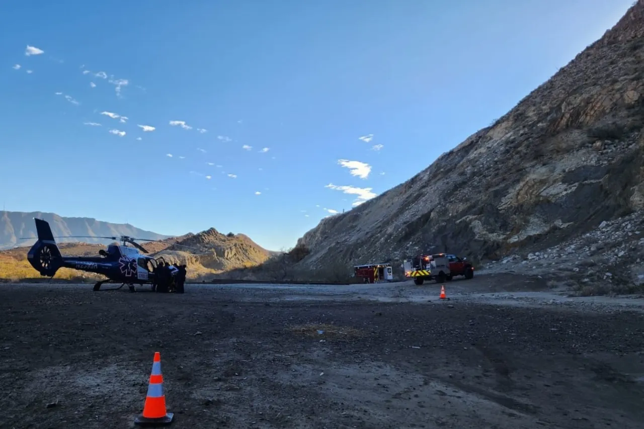 Rescatan a mujer que cayó de 15 metros en el cerro Cristo Rey