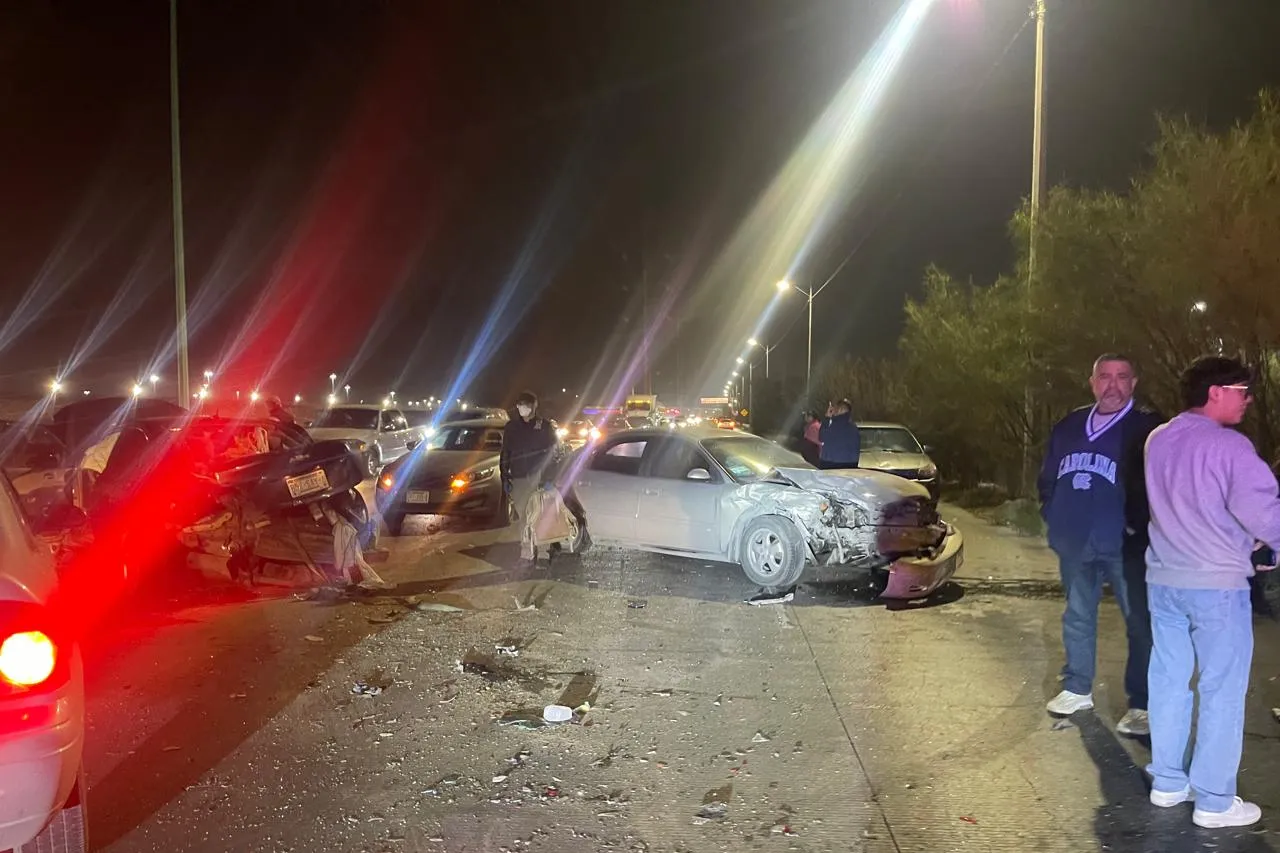 Invade carril y choca a otros 2 autos en la Juan Pablo II