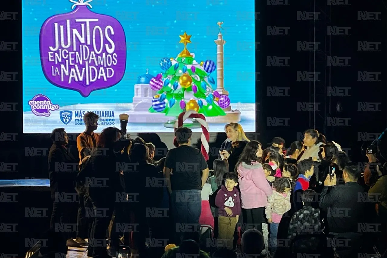 Encienden árbol de Navidad en la Plaza del Ángel