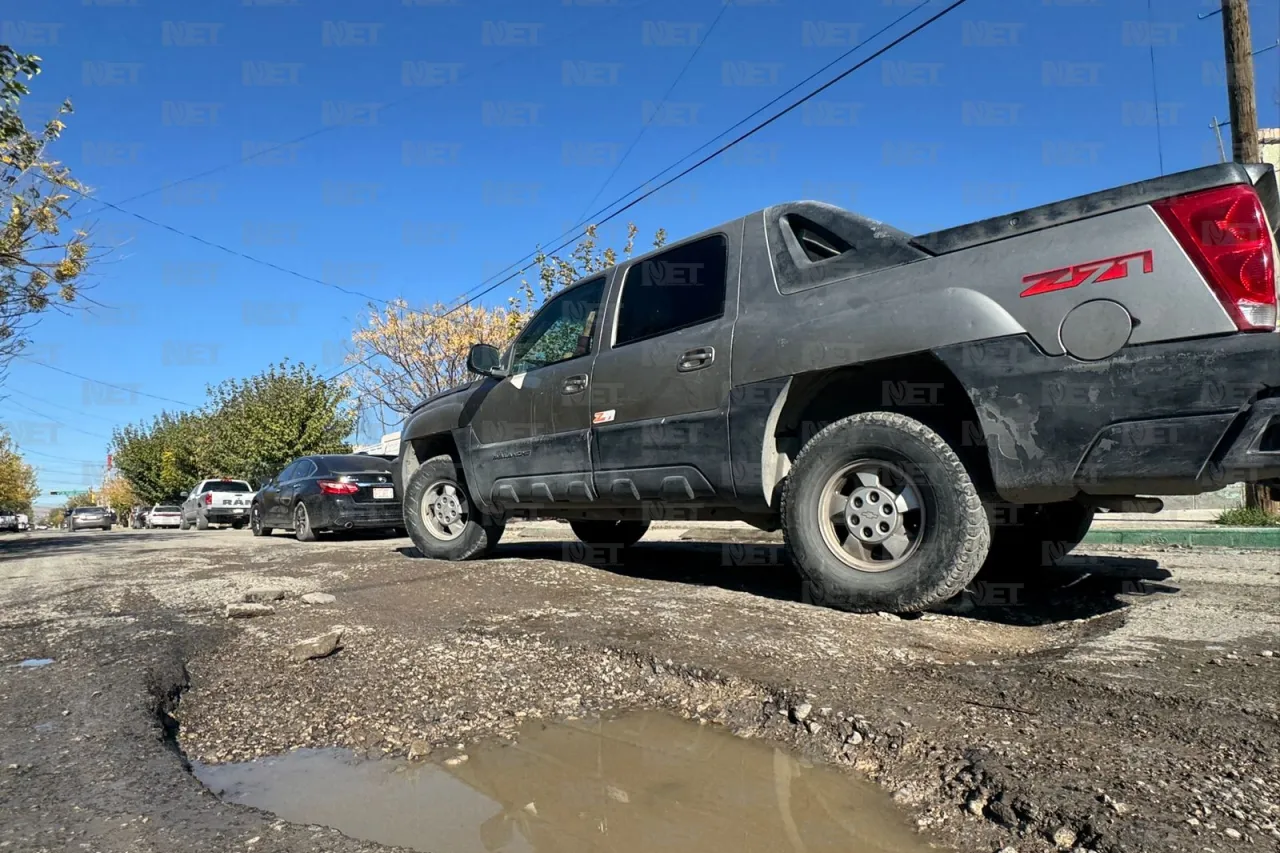 Aguas negras se retiran y revelan baches en la Partido Romero