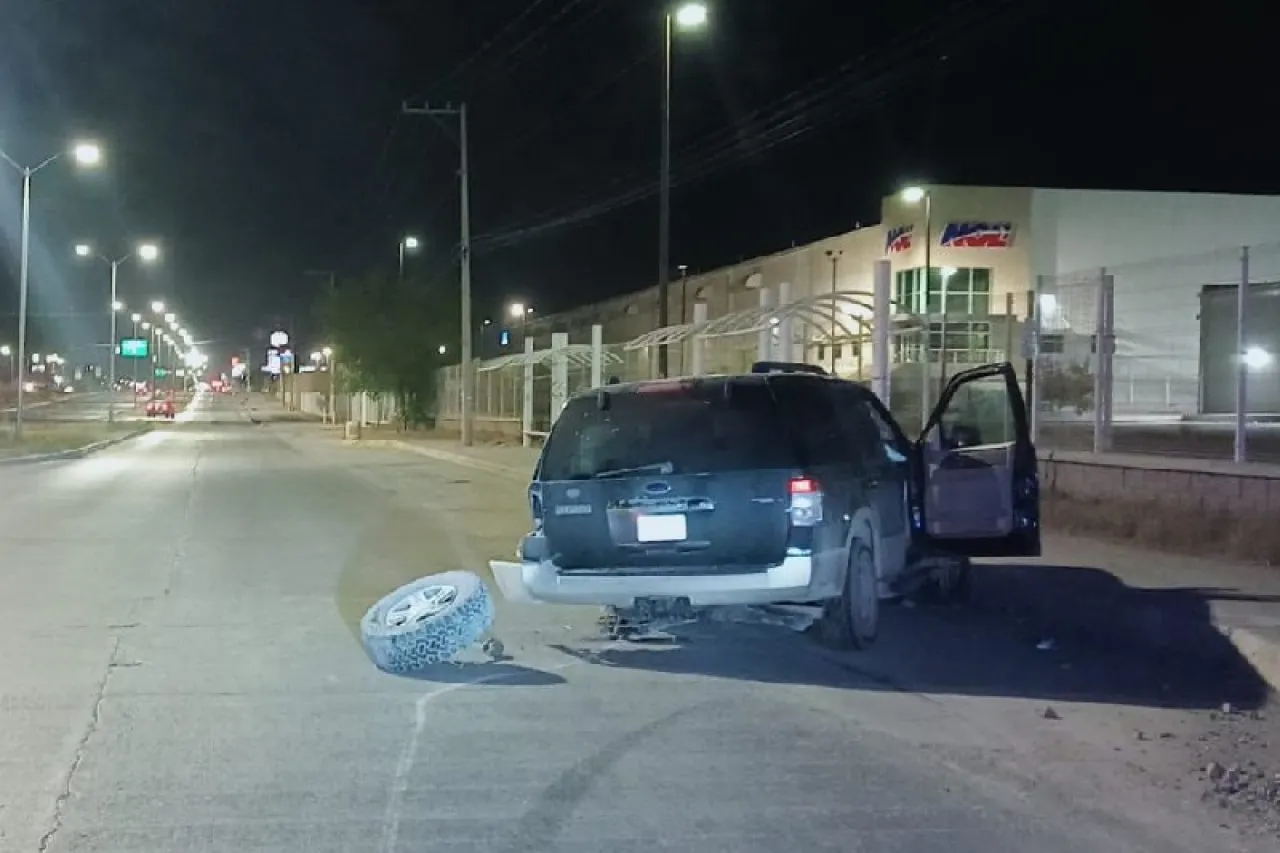 Destroza camioneta en Las Torres y huye a pie