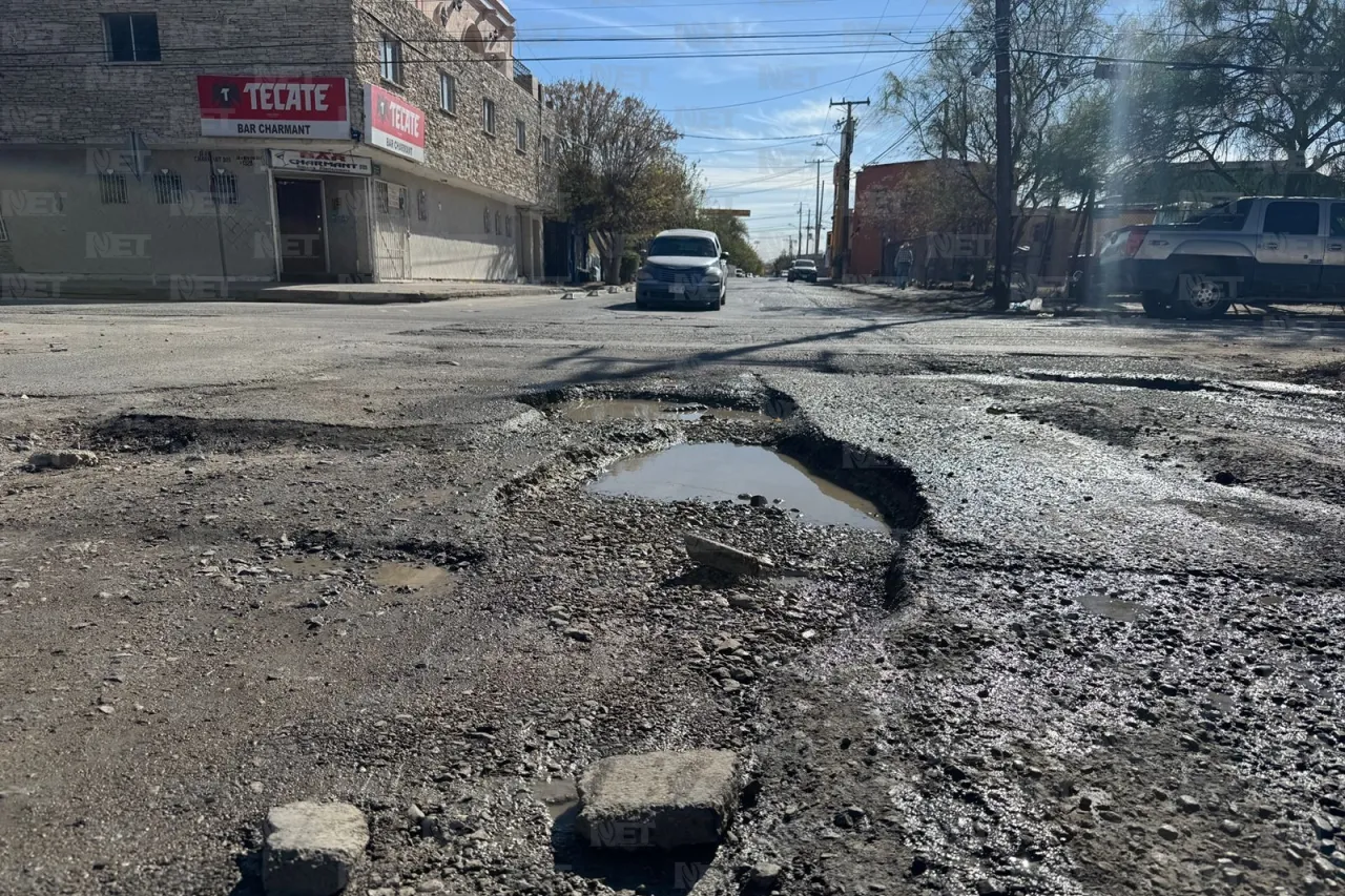 Aguas negras se retiran y revelan baches en la Partido Romero