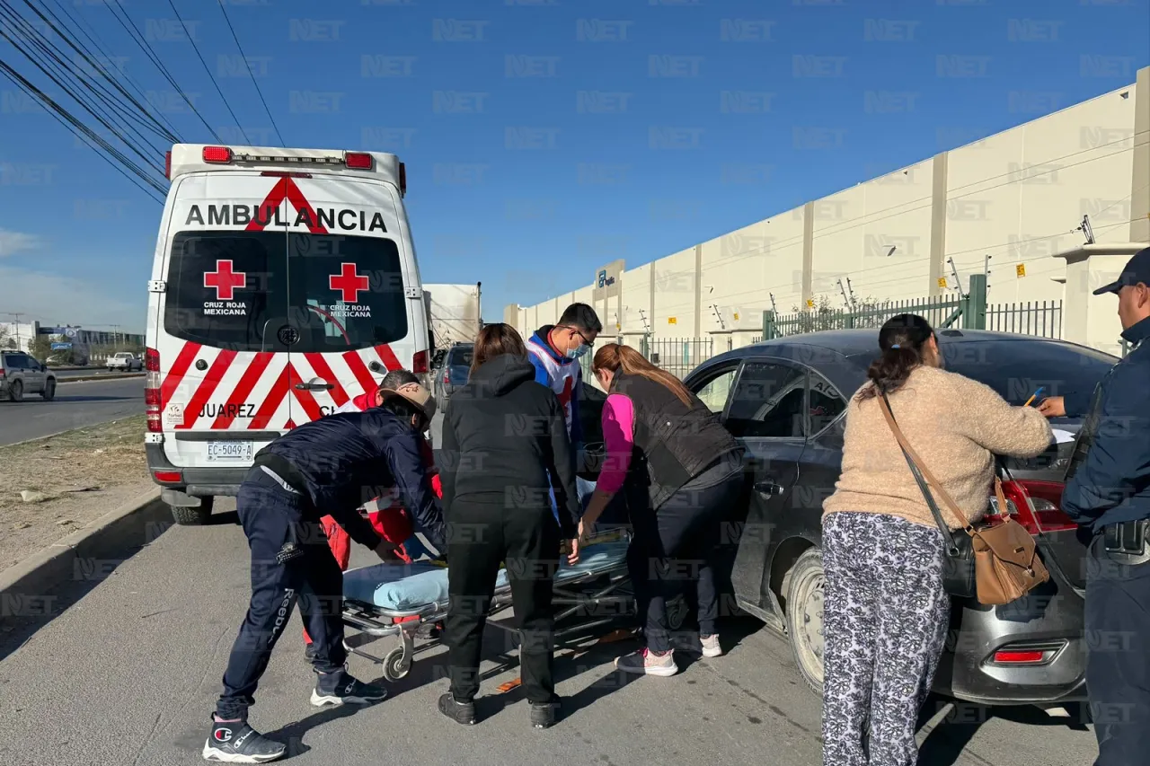 Tráiler impacta vehículo y se da a la fuga; mujer queda lesionada