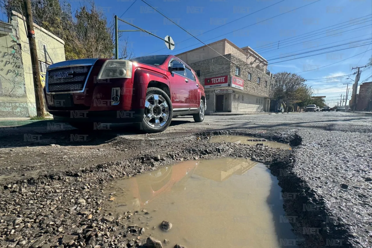 Aguas negras se retiran y revelan baches en la Partido Romero