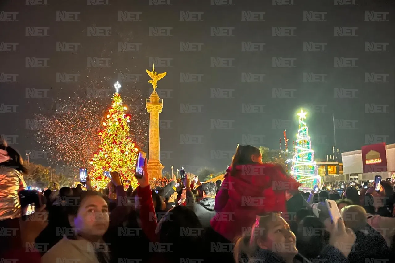 Encienden árbol de Navidad en la Plaza del Ángel