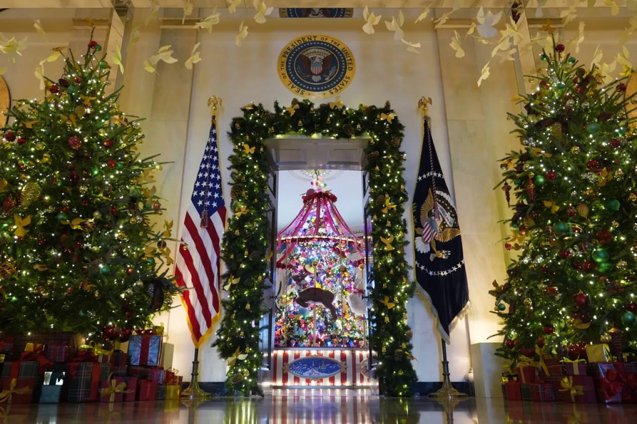 Tema navideño en la Casa Blanca de Biden: 'Una temporada de paz y luz'