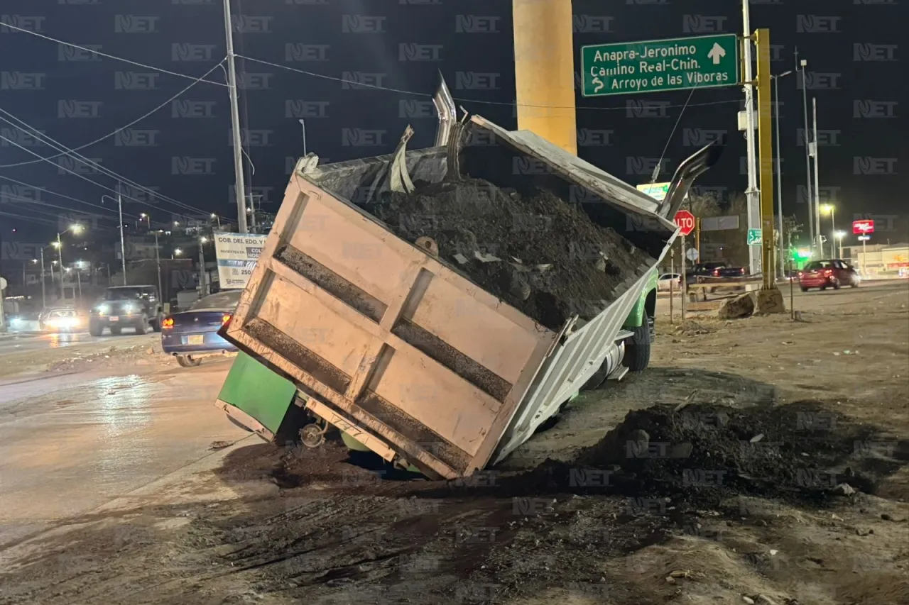 Se abre socavón y traga camión en bulevar Norzagaray