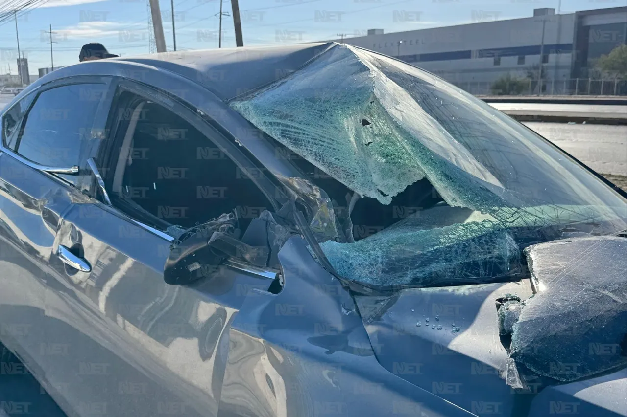 Tráiler impacta vehículo y se da a la fuga; mujer queda lesionada