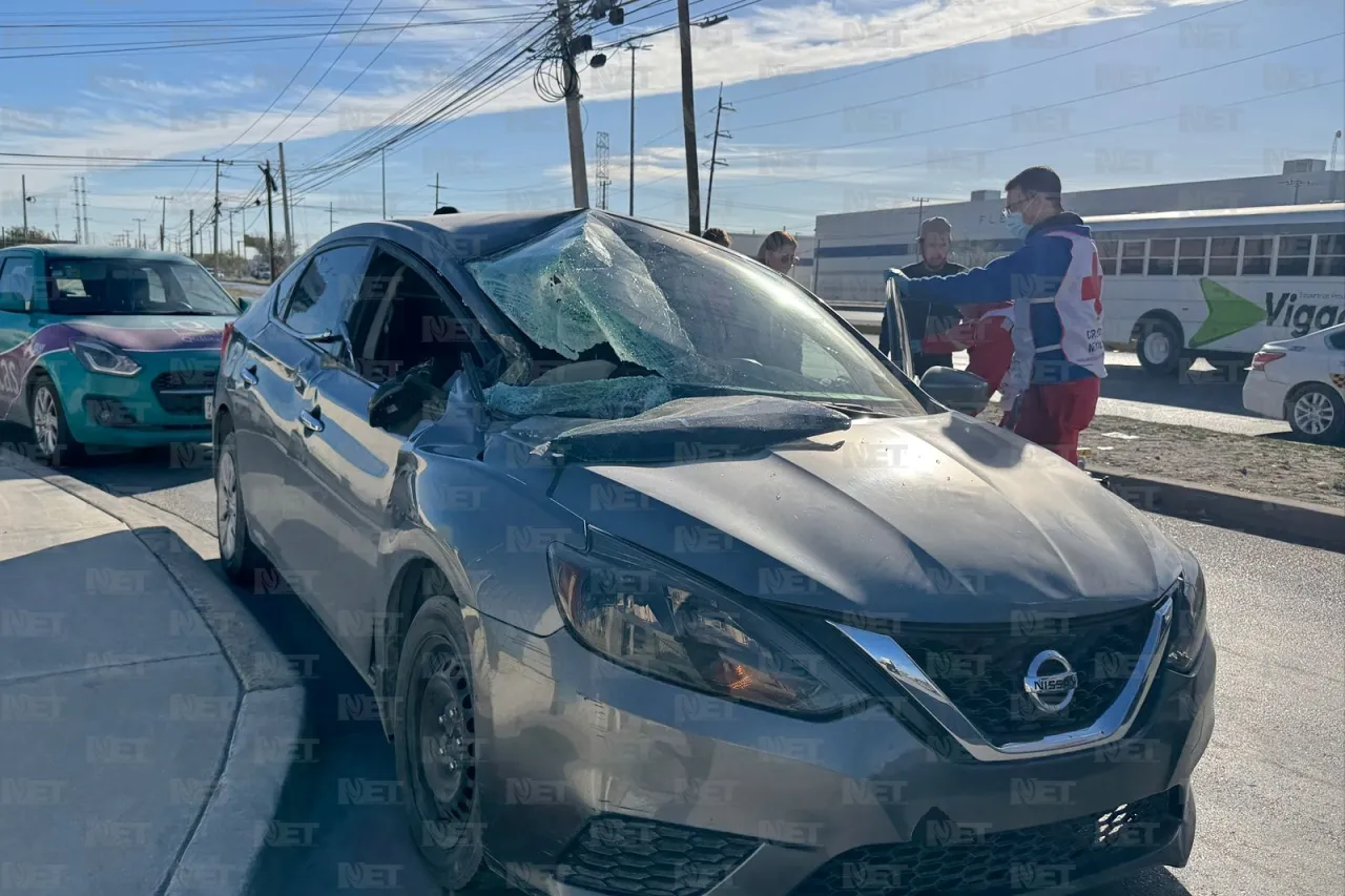 Tráiler impacta vehículo y se da a la fuga; mujer queda lesionada