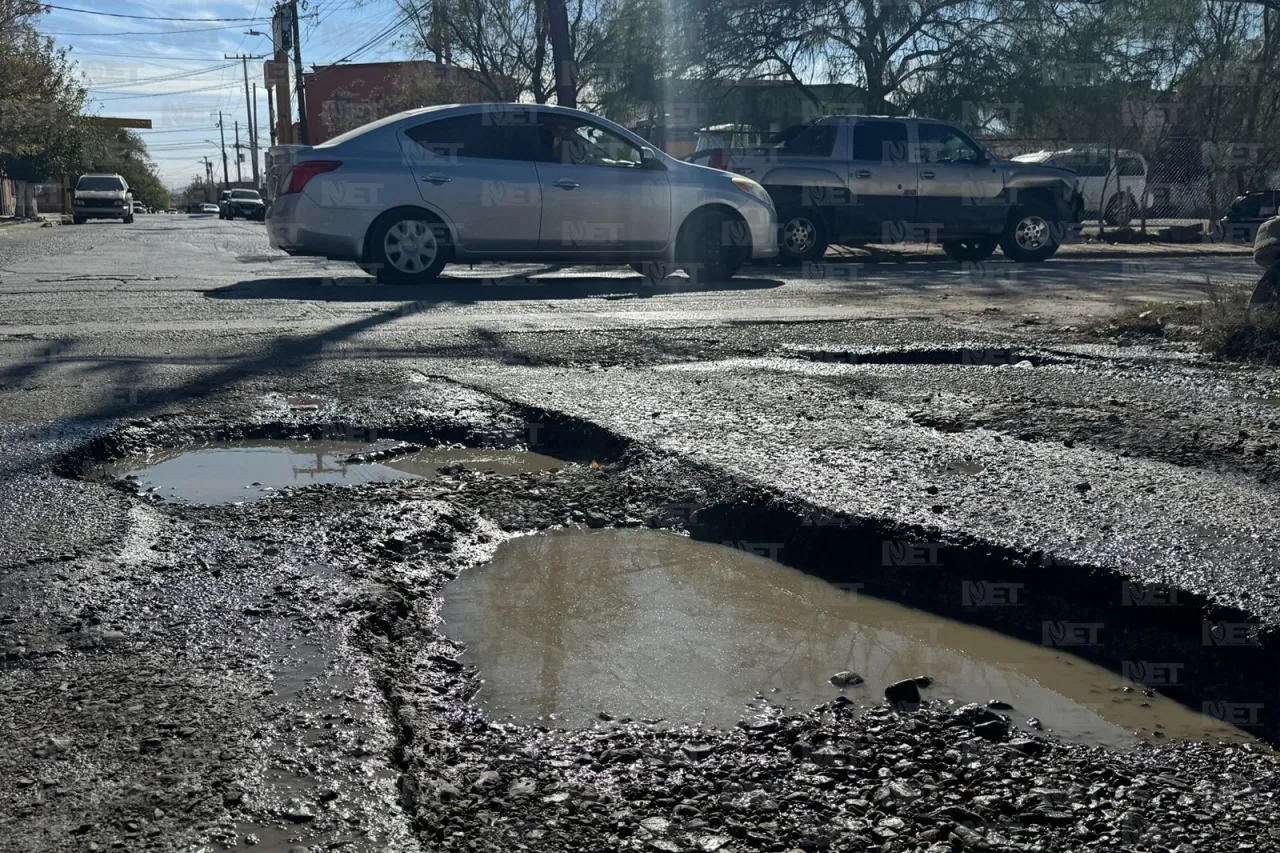 Aguas negras se retiran y revelan baches en la Partido Romero