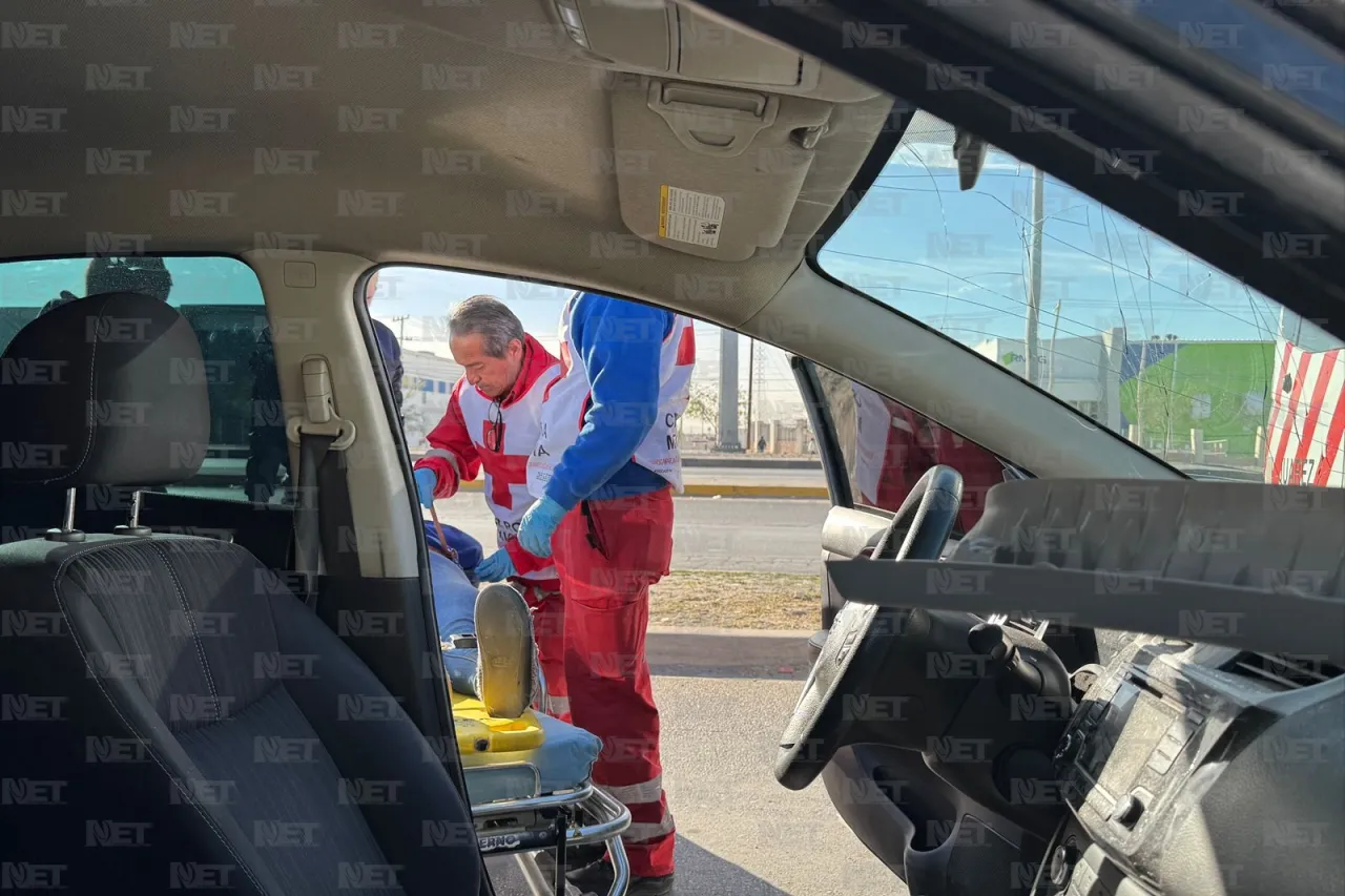 Tráiler impacta vehículo y se da a la fuga; mujer queda lesionada