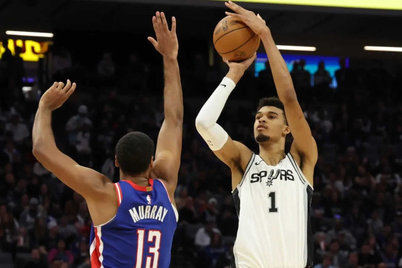 Spurs sudan la gota gorda para ganarle a Sacramento