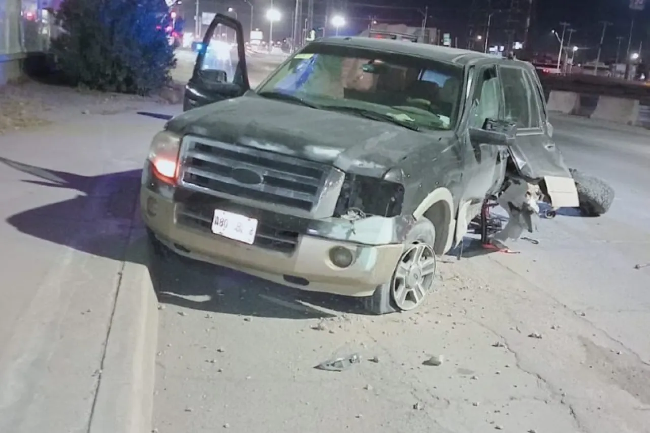 Destroza camioneta en Las Torres y huye a pie