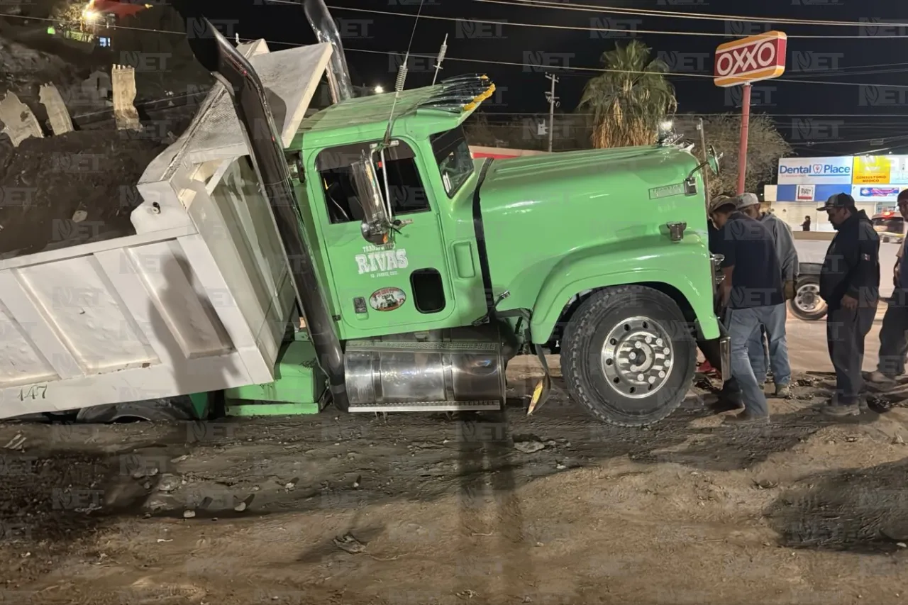 Se abre socavón y traga camión en bulevar Norzagaray