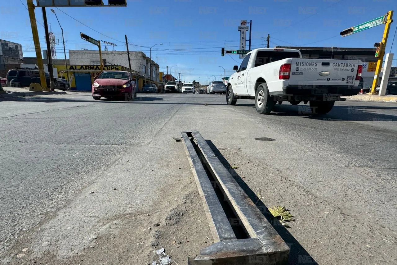 Vuelven a ser un riesgo rejillas dañadas para conductores y peatones