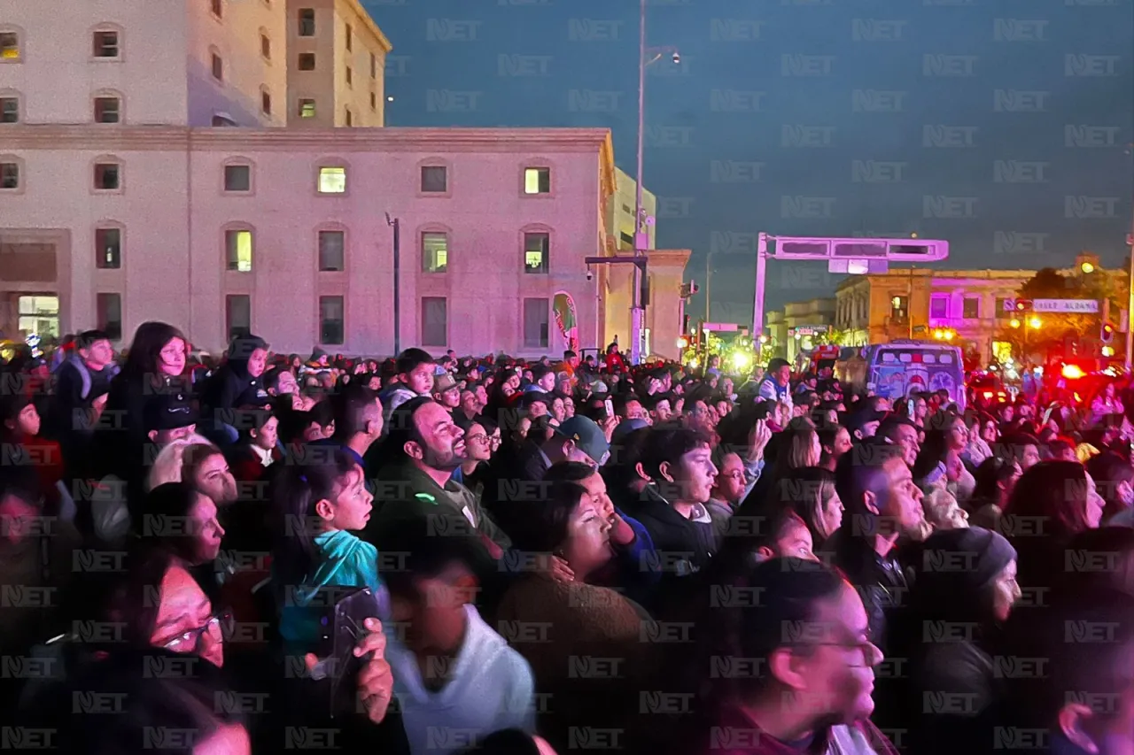 Abarrotan chihuahuenses la Plaza del Ángel para encendido del árbol de Navidad