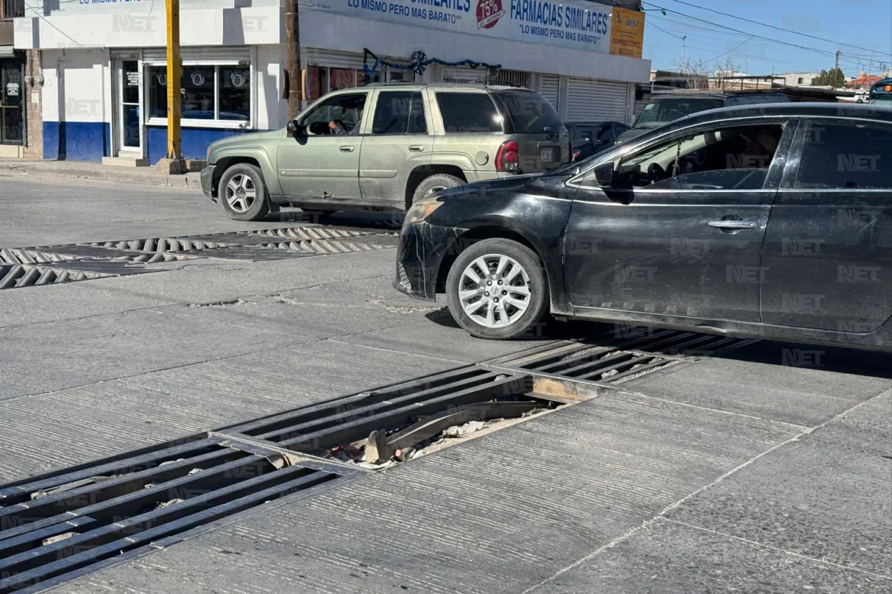 Vuelven a ser un riesgo rejillas dañadas para conductores y peatones