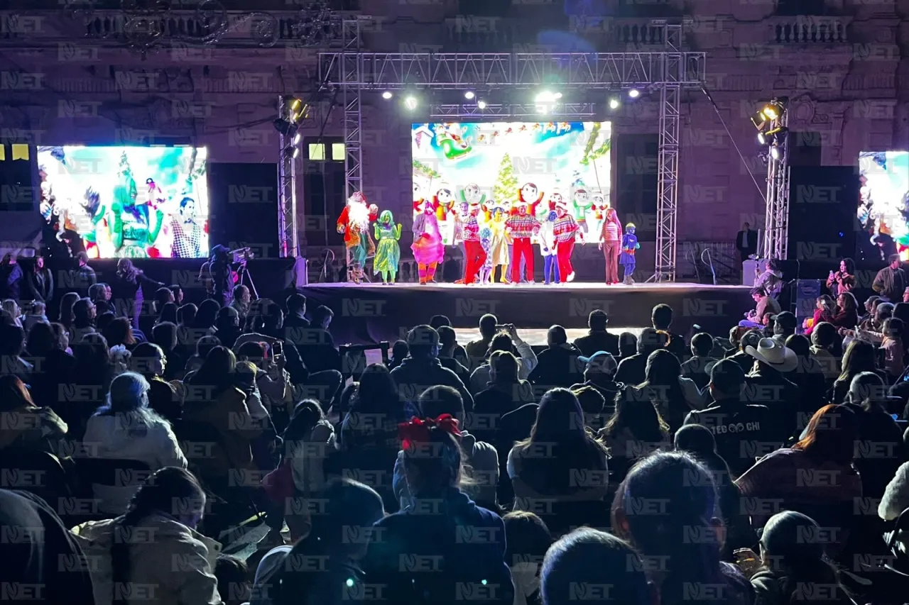 Abarrotan chihuahuenses la Plaza del Ángel para encendido del árbol de Navidad