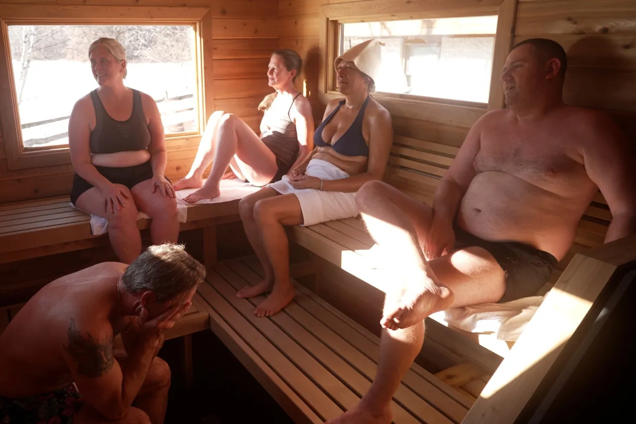 Habitantes de Minnesota recurren a saunas para hallar calor