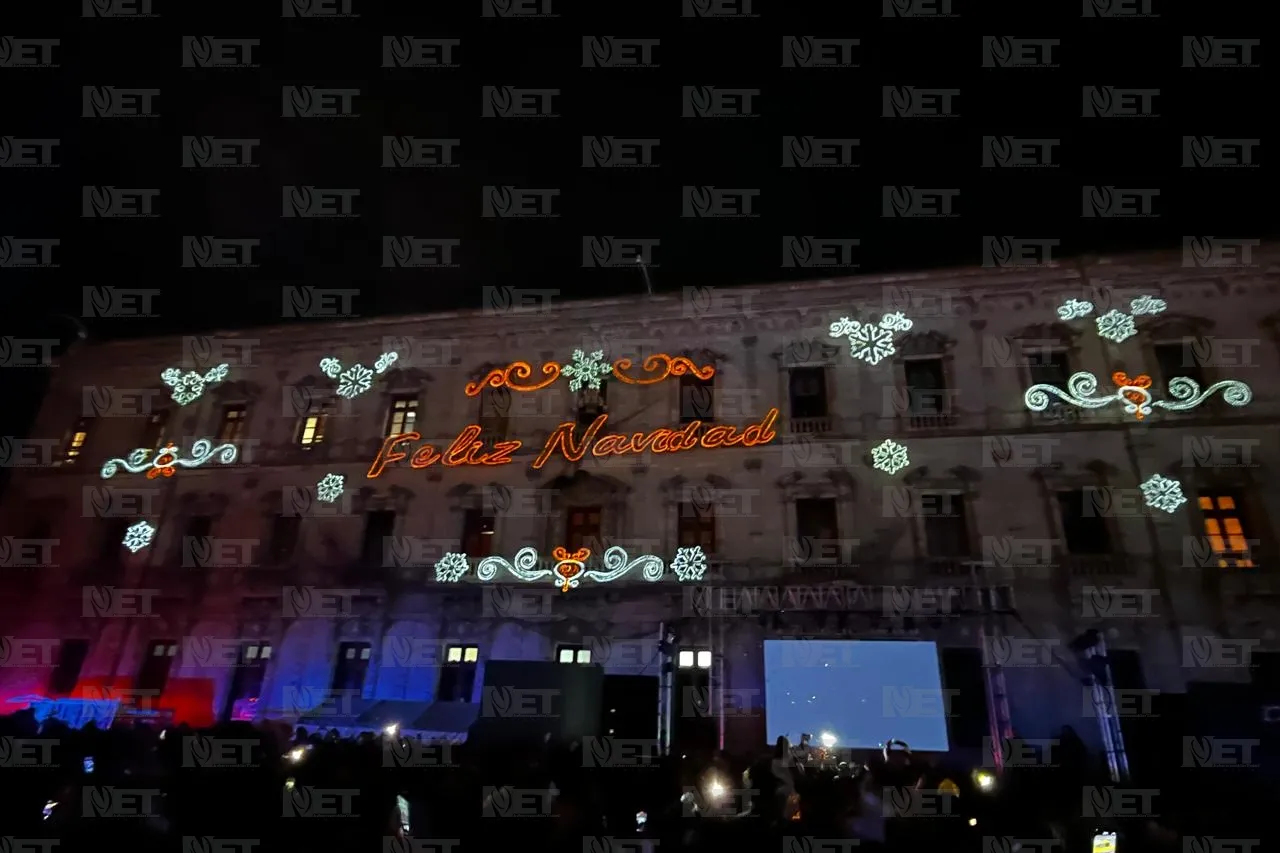 Encienden árbol de Navidad en la Plaza del Ángel