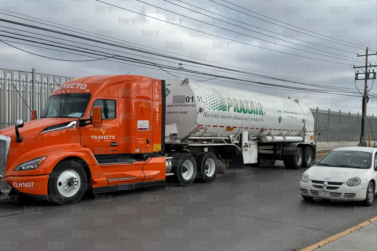 Choca tráiler a auto por evitar vehículo que participaba en una persecución