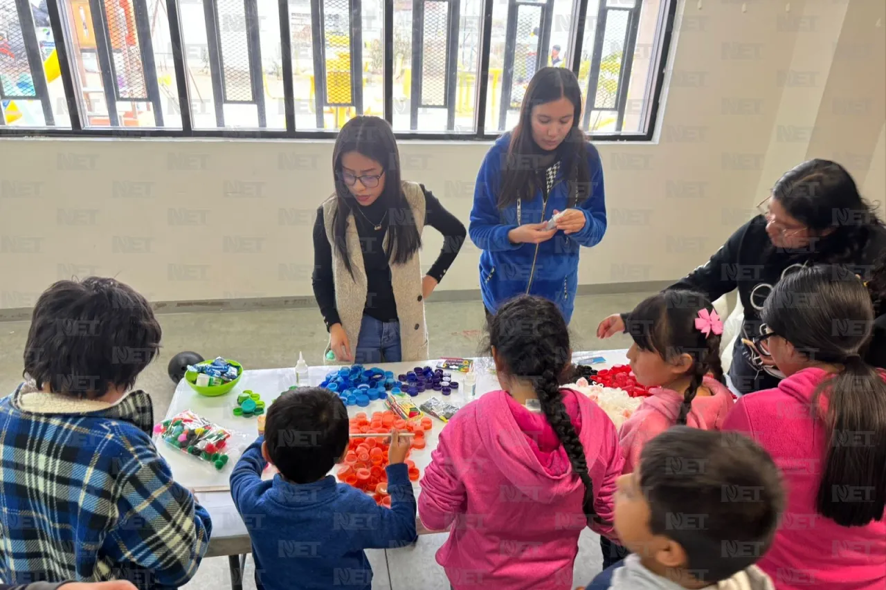 Niños juarenses aprenden sobre tipos de plástico para reciclar