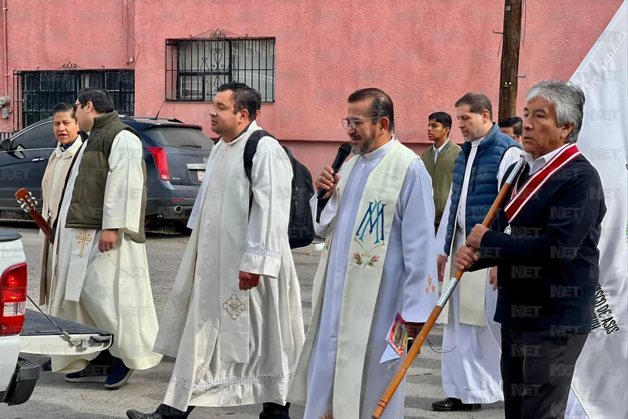 Peregrinan padres y seminaristas hasta la catedral previo al 12 de diciembre