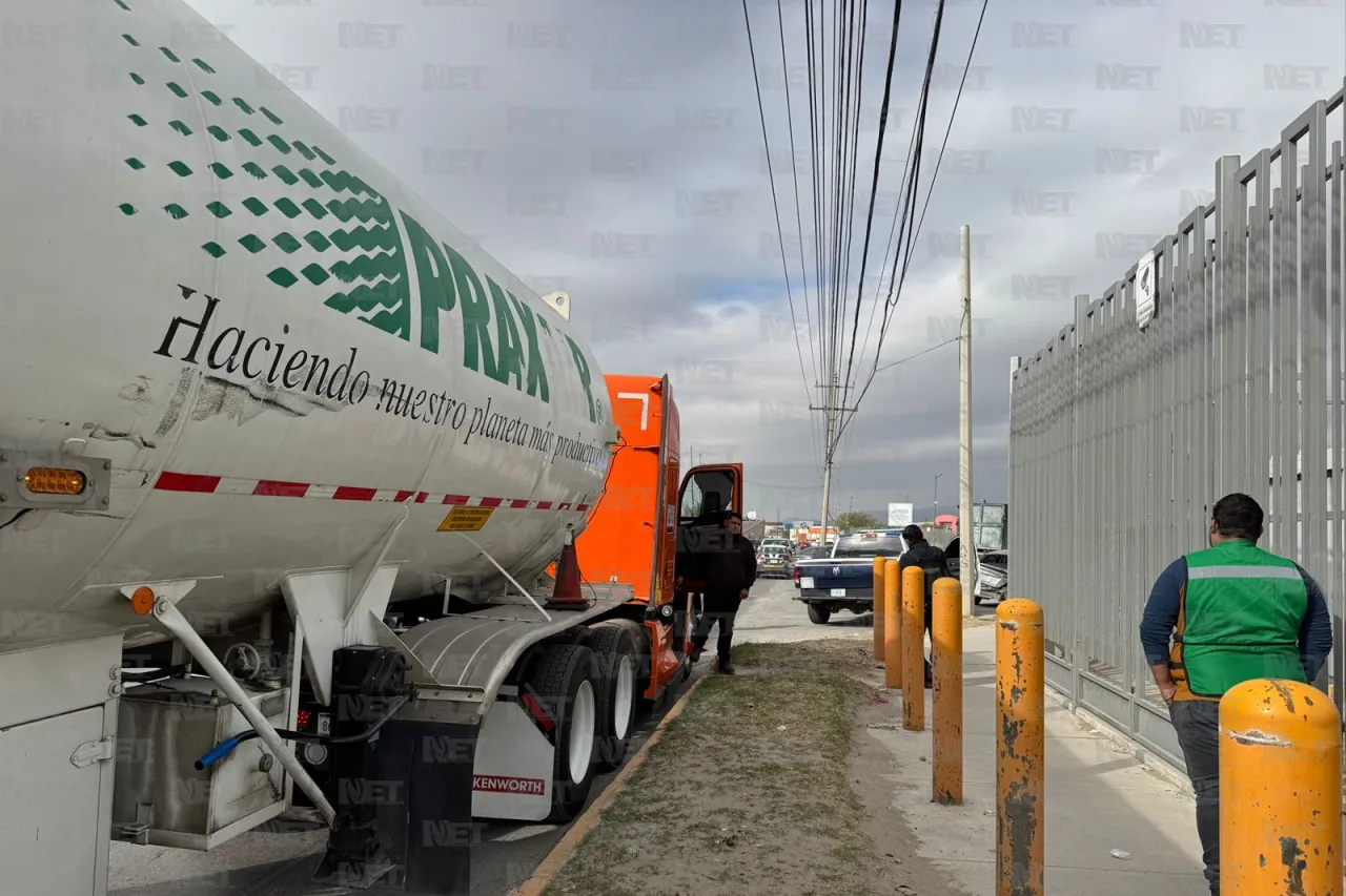 Choca tráiler a auto por evitar vehículo que participaba en una persecución