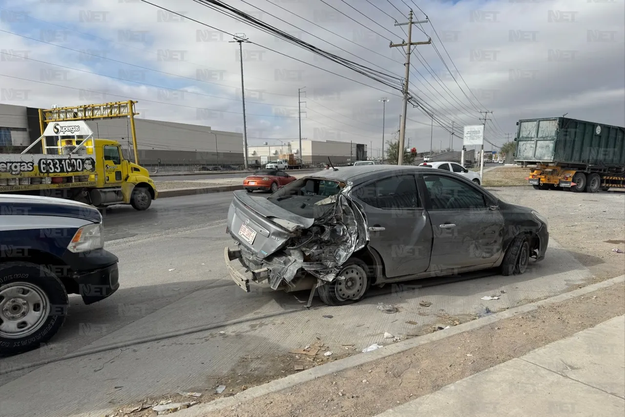 Choca tráiler a auto por evitar vehículo que participaba en una persecución