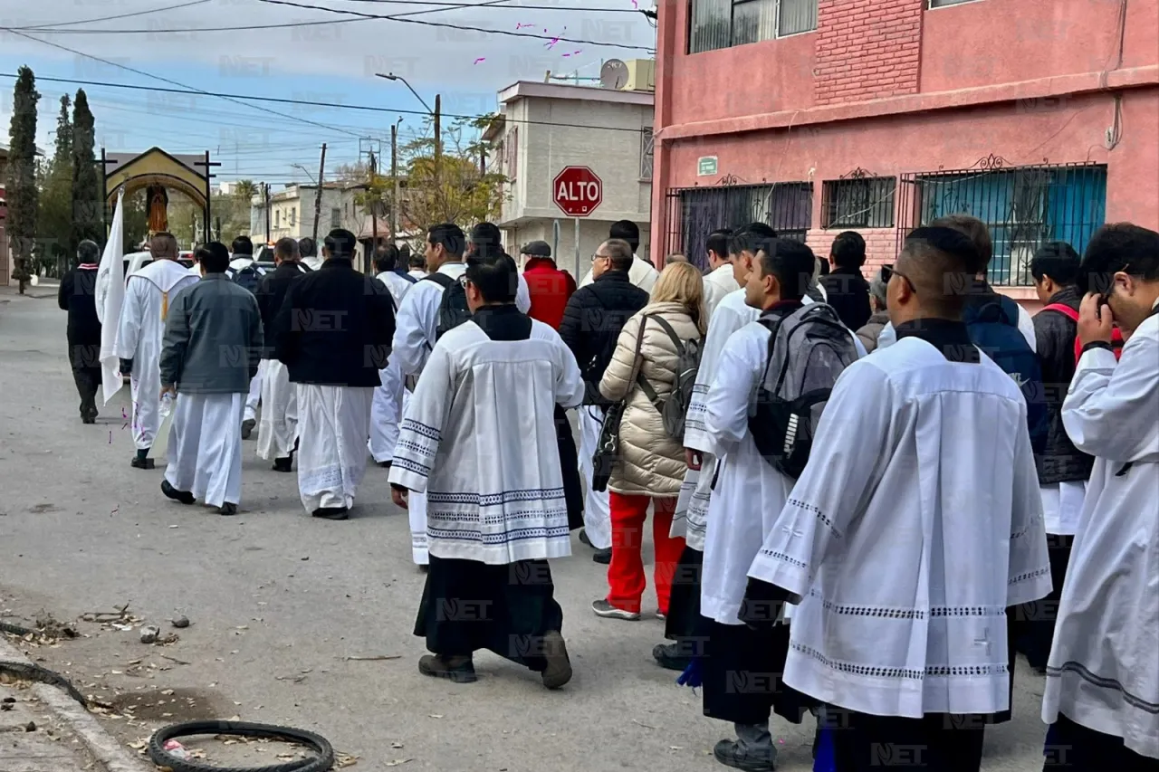 Peregrinan padres y seminaristas hasta la catedral previo al 12 de diciembre