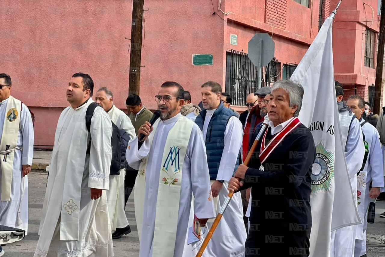 Peregrinan padres y seminaristas hasta la catedral previo al 12 de diciembre