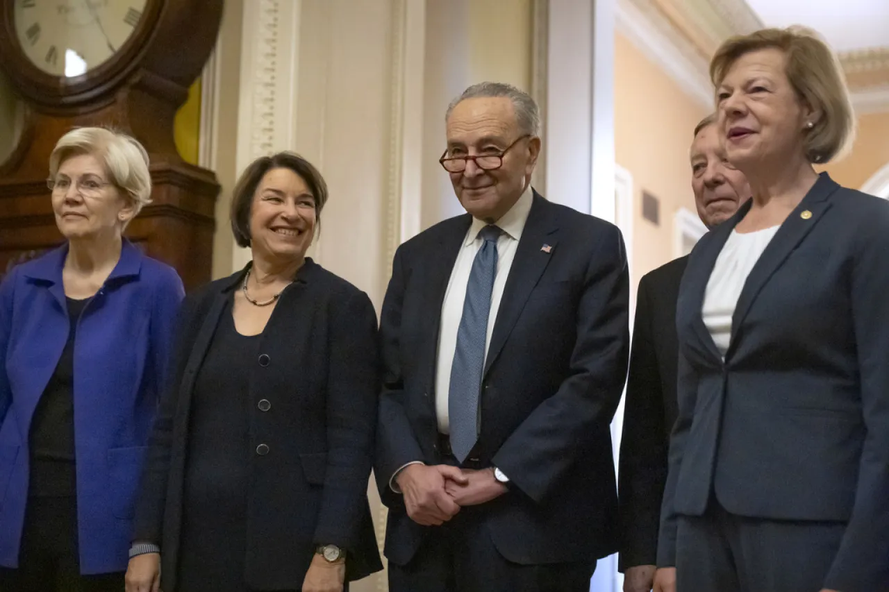 Reeligen demócratas a Chuck Schumer como líder del partido