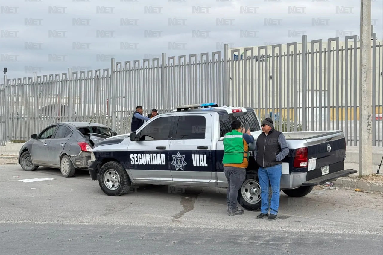 Choca tráiler a auto por evitar vehículo que participaba en una persecución