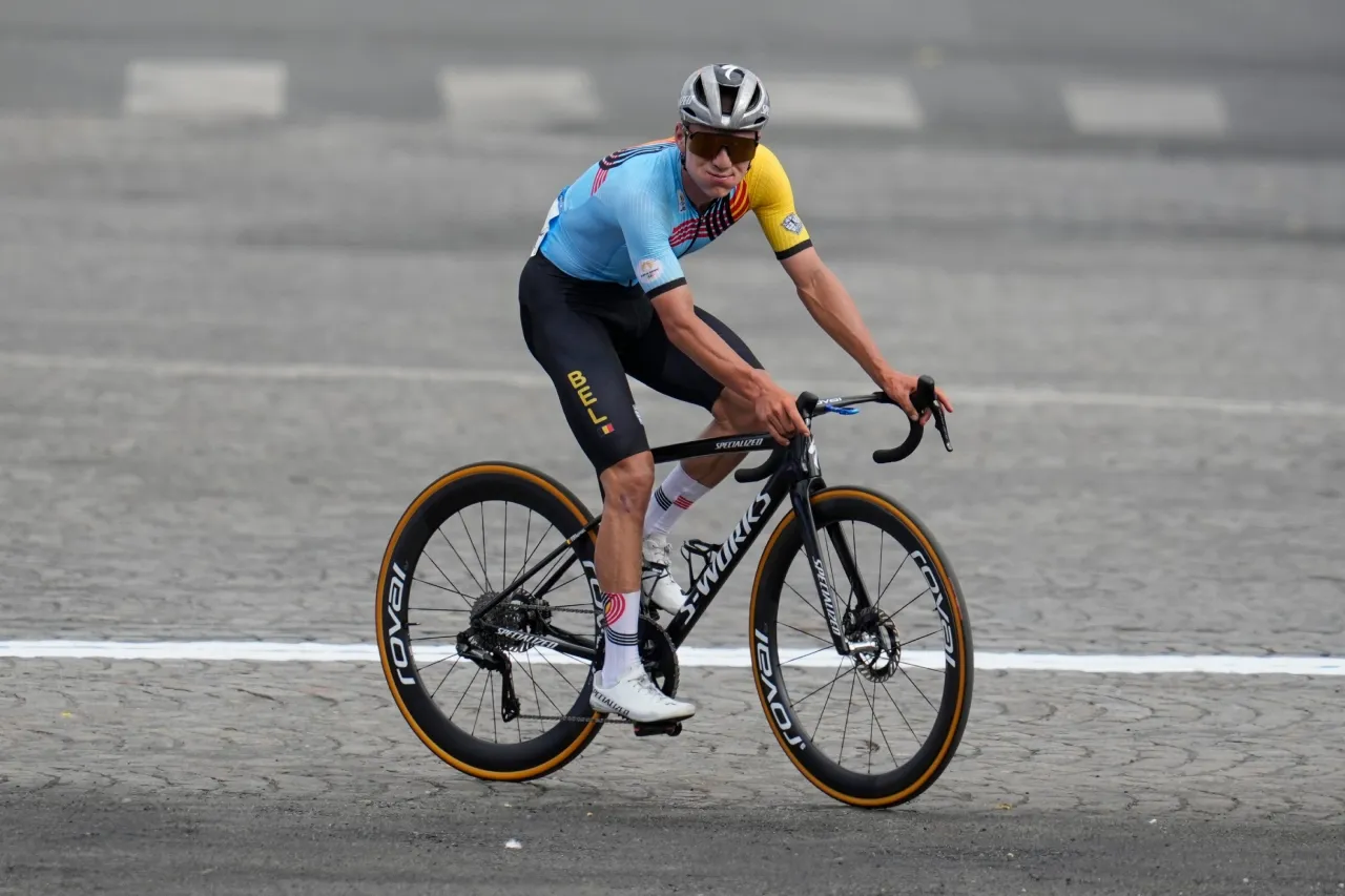 Hospitalizan a Remco Evenepoel tras accidente en entrenamiento