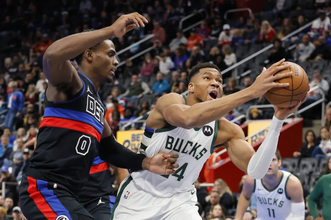 Bucks avanzan en la Copa NBA tras vencer a Pistons