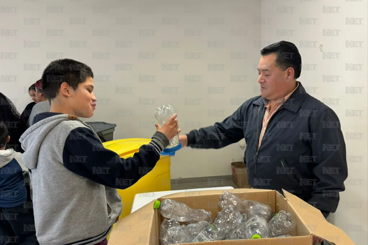 Niños juarenses aprenden sobre tipos de plástico para reciclar