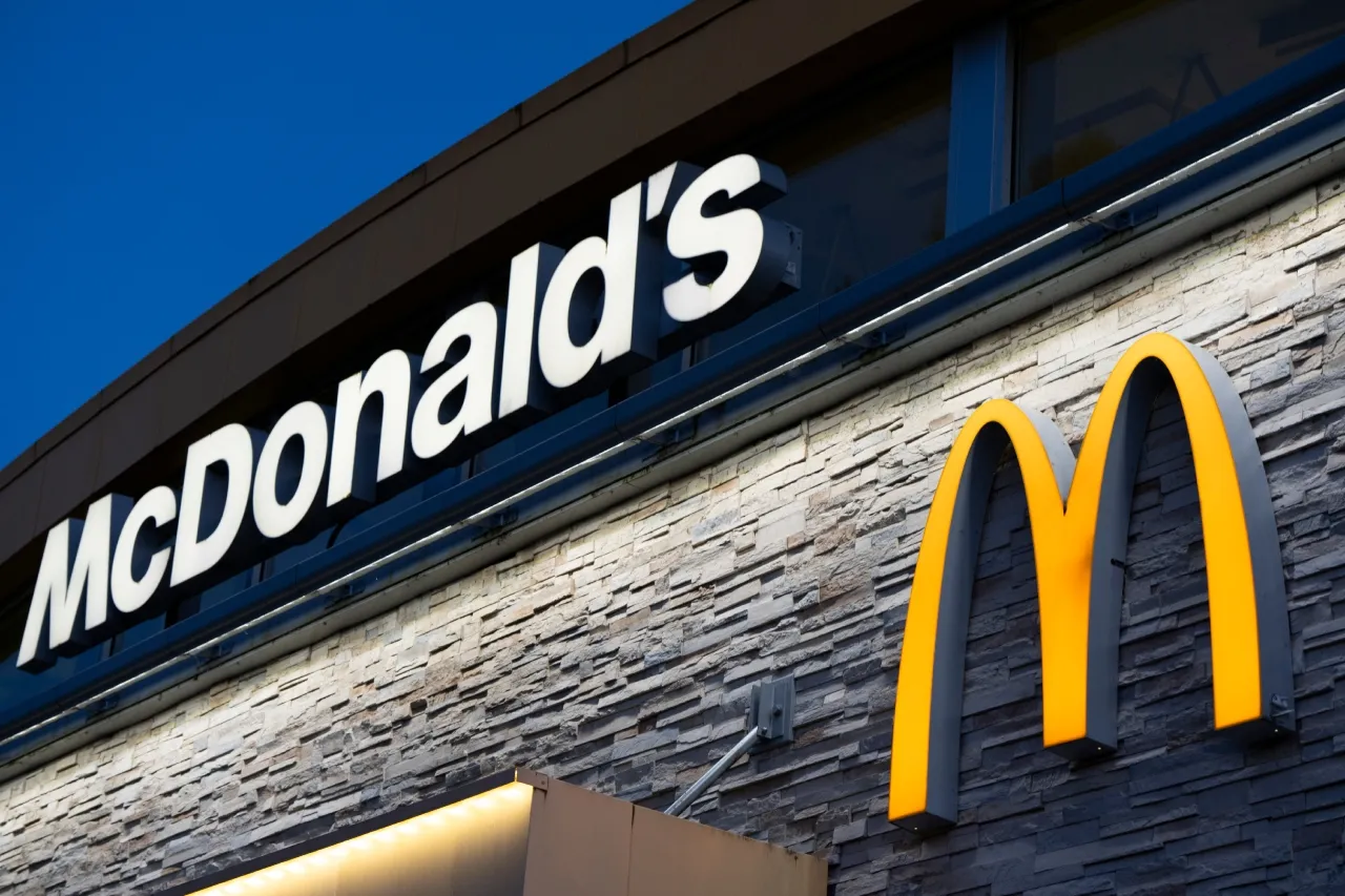 Cierran investigación sobre E. coli en hamburguesas de McDonald’s