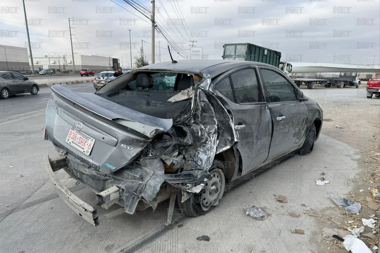 Choca tráiler a auto por evitar vehículo que participaba en una persecución