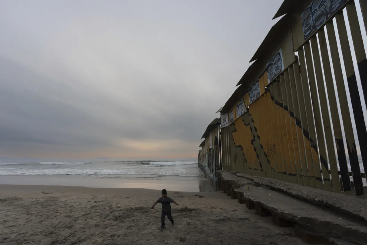 Caen arrestos de migrantes en la frontera entre EU y México en noviembre