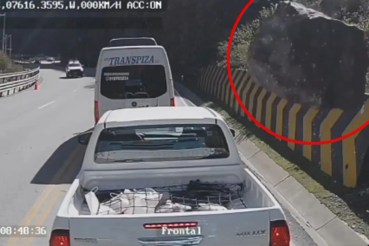 Video: Cae roca sobre camioneta en la carretera y aplasta a 4 personas