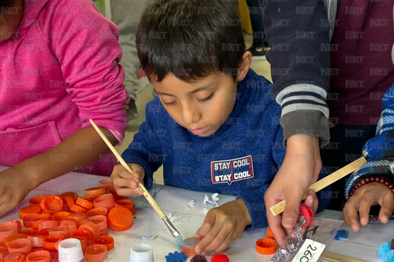 Niños juarenses aprenden sobre tipos de plástico para reciclar