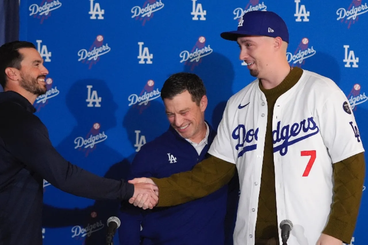 Blake Snell se pone la franela de los Dodgers