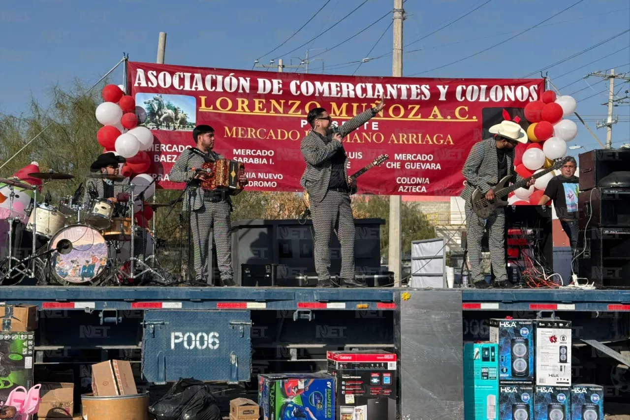 Realizan tradicional posada con rifa y música norteña para comerciantes